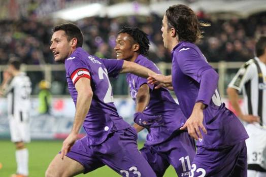 Pasqual esplode il sinistro vincente dell'1-0 e poi corre ad esultare con Cuadrado e Matri. LaPresse